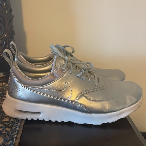 Women’s Nike Air Max Thea Metallic size 9 - Picture 3 of 7